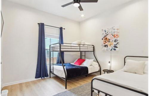 3BR-2BA Cityscape Haven with Panoramic Tower View - Foto 21