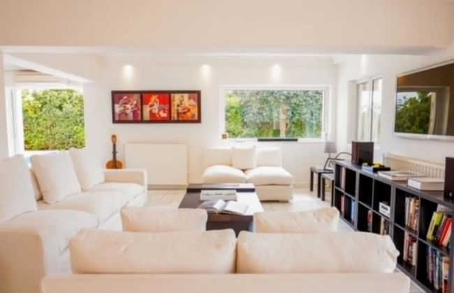 Deluxe 5 Bdrm Villa w Pool Next to the Beach - Photo 10