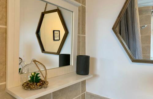 Cheerful - 3 Bed - Serviced Accommodation - In Heart of Northumberland - Sleeps 6 - Foto 10