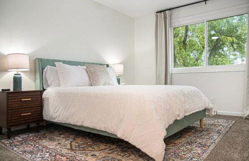 Cozy & Elegant Gem Fenced Yard BBQ & Games - Foto 34