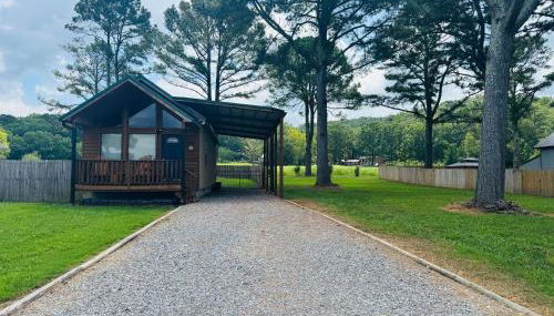 Rustic Chic Alabama Cabin w Loft Fire Pit Pet Friendly Fenced Yard Lake Guntersville - Lucky Lodge - Foto 4