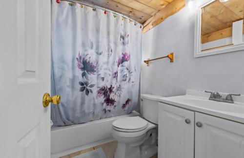 Relaxing Coastal 2BR Near Beach Sleeps 4 - Foto 12