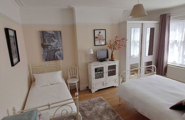 Gorgeous 4-bed House in Bexhill-on-sea, sea Views - Photo 2