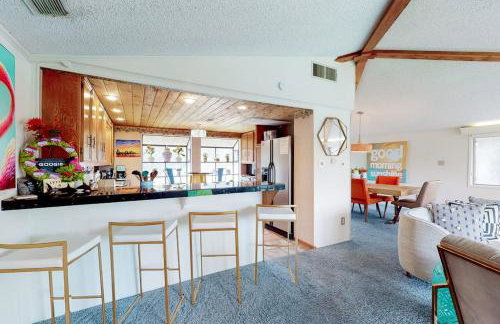 Mid-Century Modern Lake House with Private Waterfront Pool & Boat Dock - Photo 13