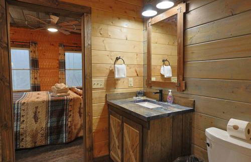 Rustic Modern Cabin with Hot Tub near rafting and Great Smokey Mountains - Foto 9