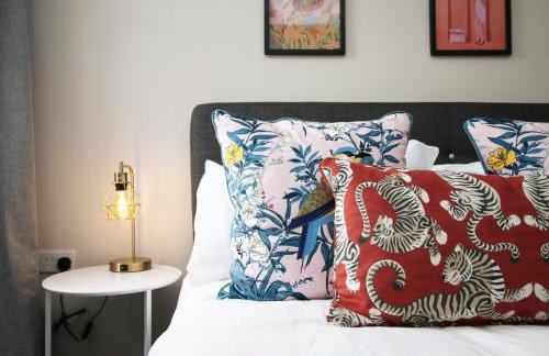 Elegant 2BR w/ Pool Table in Prime Location - Foto 52