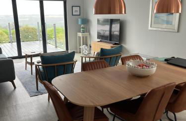 Stylish 3 Bedroom with Balcony and Amazing View - Photo 6