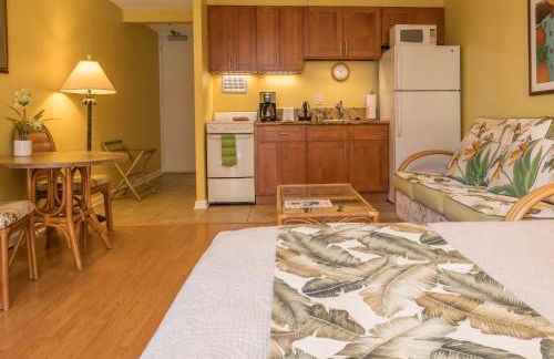 Tropical Studios at Marine Surf Waikiki - FREE PARKING - BEST LOCATION - FULL KITCHEN - SWIMMING POOL - Foto 48