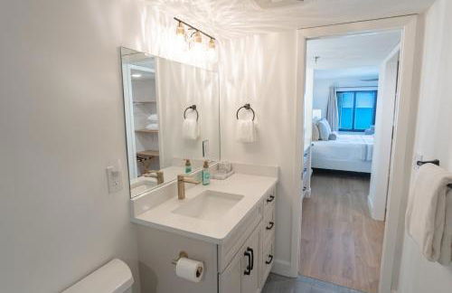 Luxury direct oceanfront corner with a large private balcony, heated pool and garage - Photo 13