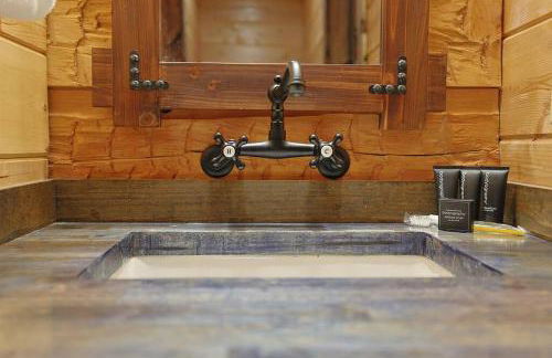 Rustic Modern Cabin with Hot Tub near rafting and Great Smokey Mountains - Foto 45