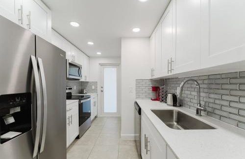 Luxury Waterfront Boca with Pool, Hot Tub and Boat Views - Photo 15