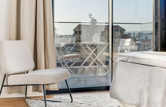 Sanders Crystal 1 - Large 4-bdr Penthouse With Shared Pool - Photo 17