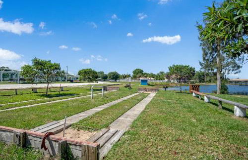 Lake Placid Home Boat Parking and Clubhouse Access by RedAwning - Foto 44