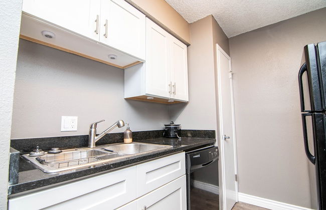 Midland Condo With Pool - Photo 6