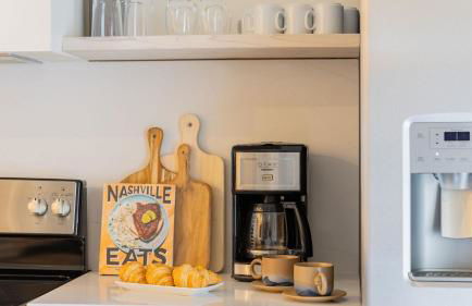 Sleeps 28 2 Units Near DT Nashville Outrider by AvantStay - Foto 9