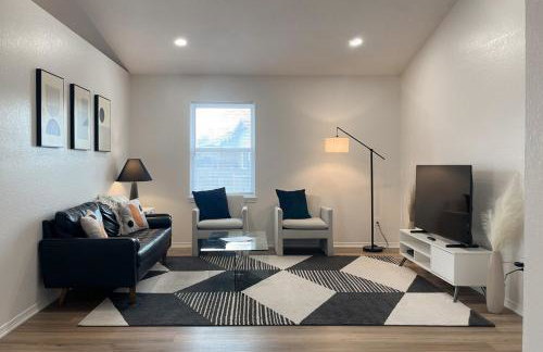 Lockmoor Landing 4BR Family Home with Office, Firepit & Large Backyard - Photo 3