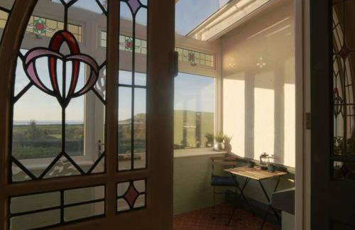 Gorwel is an Art Deco 1930s villa with sea views - Foto 16