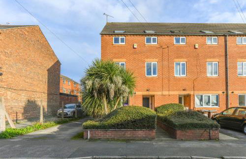 Spacious 6-Bed Home Sleeps 12, Near Highfields Park - Photo 23