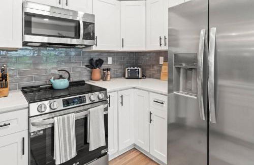 Urban Flamingo Retreat Modern Meets Tropical in this Beautiful, Updated Pet Friendly 3BD Pool Home with Outdoor Living Space - Foto 16