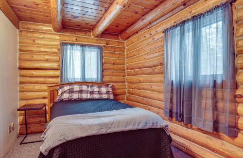 Rhinelander Waterfront Cabin with Deck and Fire Pit! - Foto 14