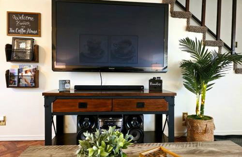 Cozy Luxury - King Bed, Coffee Bar, Sleeps 5 - Foto 4