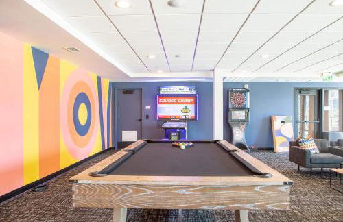 Modern East Side 1BR Apt with Balcony, Pool, and Gym - Foto 25