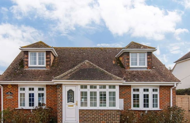 Coastal Retreat for 8 With Hot Tub - Walk to Beach - Foto 7