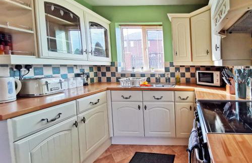 Highstone 4 Bedrooms Home 7 Beds With Parking and Garden - Foto 14