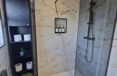 Modern Detached 3 bedroom home with off-road parking & bike store - Photo 17