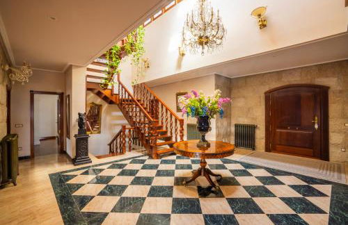 Mansión con Jacuzzi a 40 grados, gran piscina y Pádel - Photo 4