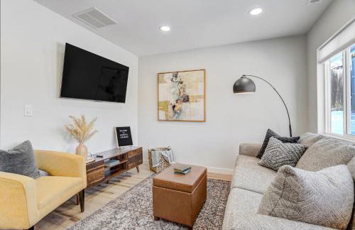 Secluded Westside Cottage - King Bed, Hot Tub, Views, Near Parks and Trails! - Foto 6