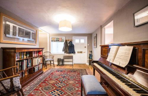 Hollyhocks, Tunstall - Foto 6