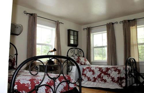 Charming Dog-Friendly Beach House with Fire Pit & Jetted Tub Near Carters Beach in Hancock, Maine - Foto 35