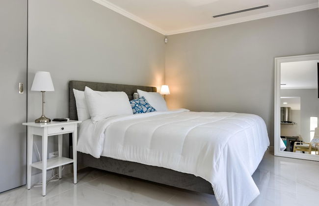 NEW Modern Cozy Studio Walking Distance to Beach - Foto 2