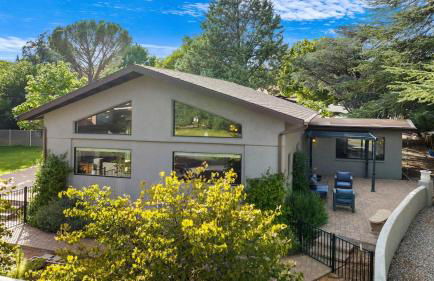 Sedona Uptown Gem!Large yard w grass and shade trees! Views!! NEW! BARREL SAUNA!!! Close to trails, walk to Uptown Sedona, restaurants and shopping - Foto 80