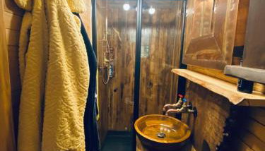 Oskar's Shepherd's Hut at Snug Hollow - Foto 5, towels, Shower