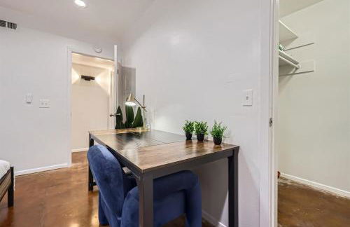 Your Walkable King Bed Getaway - Sleeps 4 - Pool Pkg - Foto 28