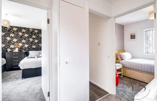 Modern 3BR Home in 9 Anson Rd Near Sandwell Hospital with Garden and Free Parking - Foto 42