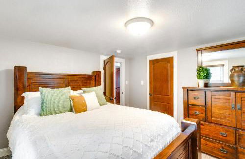 Scenic Yankton Retreat with Fire Pit 1 Mi to Lake! - Foto 14