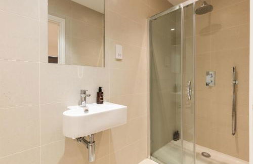 New! Bright 2BR Flat with Patio - Foto 16