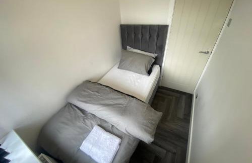 Modern 3 Bedroom Holiday Home -Jaquzzi Bath -Private Parking-suitable for contractors - Free WiFi - Foto 20