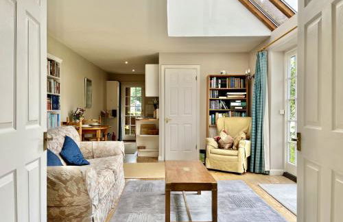 Library Cottage by inspirestays-com - Foto 13