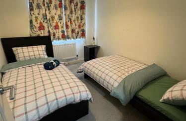 Three-bedroom modern family home by the pond with free parking - Photo 45