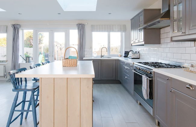 4BR Beach House Sleeps 10 - 5 Mins Walk to the Sea - Foto 10