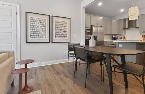 Luxe King Bed, Balcony, Garage in Downtown Raleigh - Foto 60