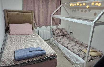 The Aylesbury Home Retreat - 3 Bed Home with Garden & Free Parking - 2 Bedrooms - Foto 4