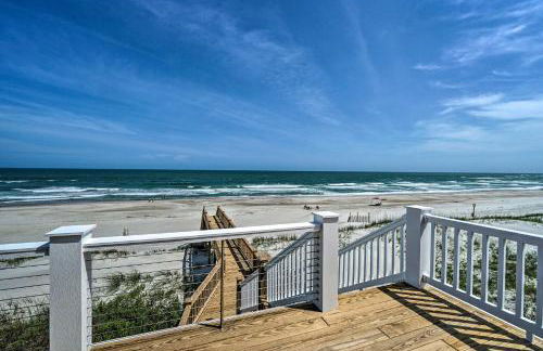 Beachfront Oasis with 2 Large Decks, BBQ and Views! - Foto 32