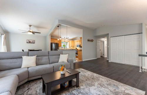 Perfect Getaway 3BR 3BA Home Close to Parks and Shopping - Foto 3