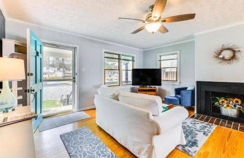 Riverfront Colonial Beach Home with Private Beach! - Foto 5