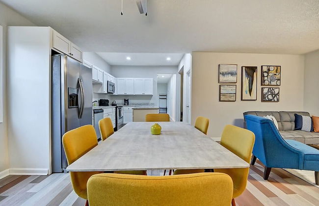 Spacious 6BR/3BA House w/ Parking! Sleeps 20! - Foto 59